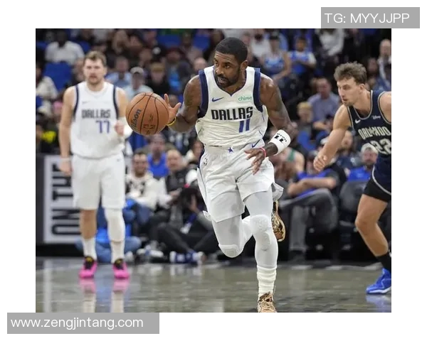 镜头捕捉:独行侠赛场小动作引发热议 镜头捕捉:独行侠赛场小动作引发热议